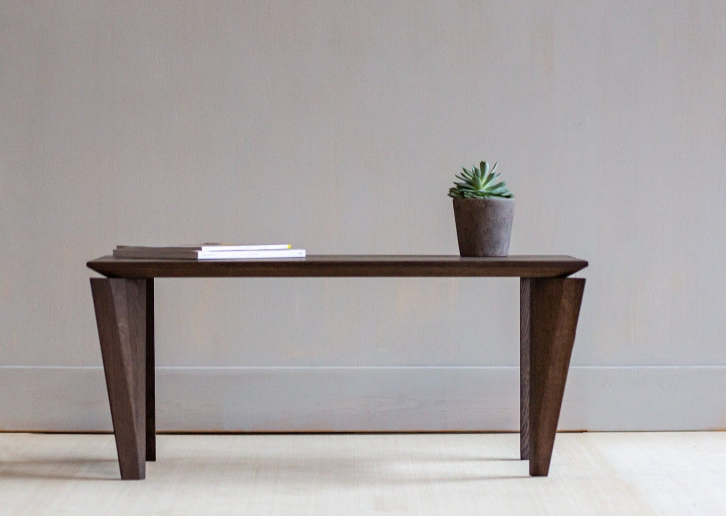 Sofabordet Kasu har et tidløst design. Beina skiller seg ut av sin unike og elegante konstruksjon. Sofabordet vil passe like godt inn i klassiske som i moderne interiør.