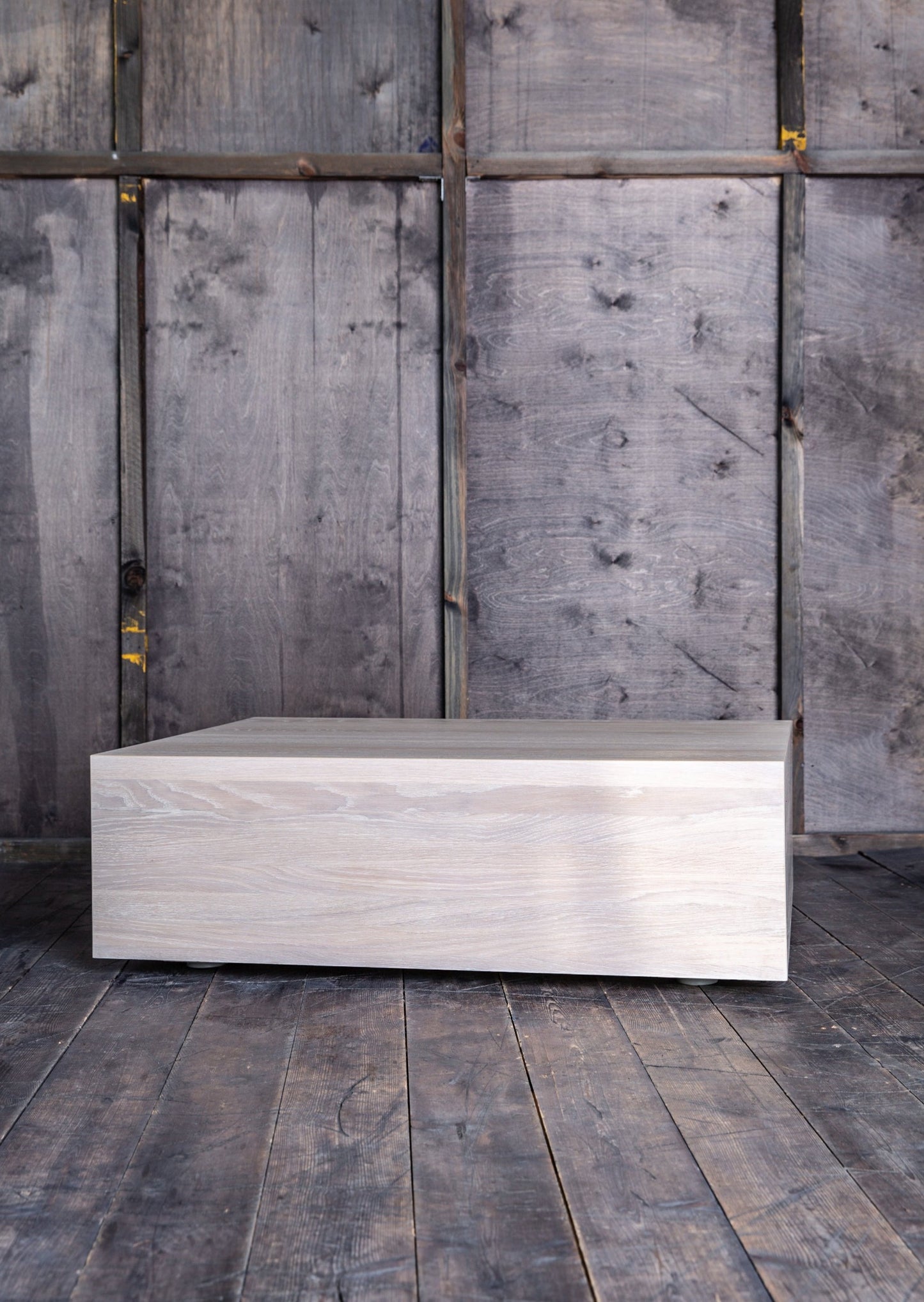 Sofabordet Kube med sin minimalistiske stil og utforming, er et godt valg for de som leter etter et moderne bord.