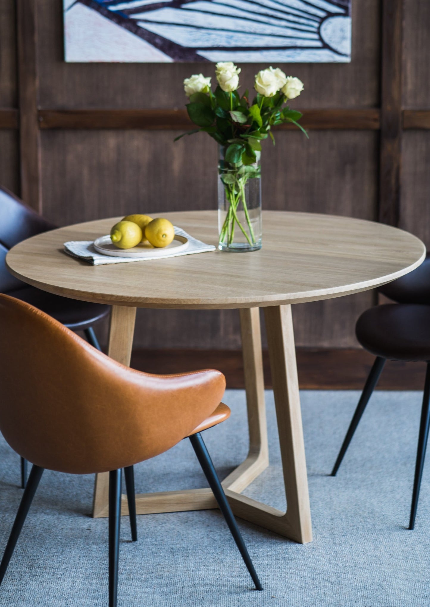Spisebordet Larvik skiller seg ut med sitt skulpturelle design. Dette bordet har slanke linjer og er fylt av eleganse og naturlighet. Moderne og stilistisk lett design er et godt valg for enhver stil.