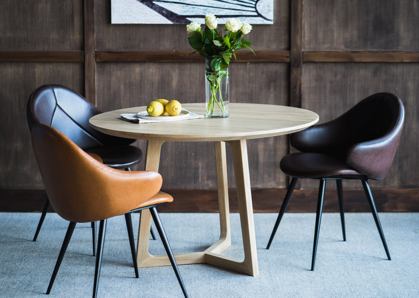 Spisebordet Larvik skiller seg ut med sitt skulpturelle design. Dette bordet har slanke linjer og er fylt av eleganse og naturlighet. Moderne og stilistisk lett design er et godt valg for enhver stil.