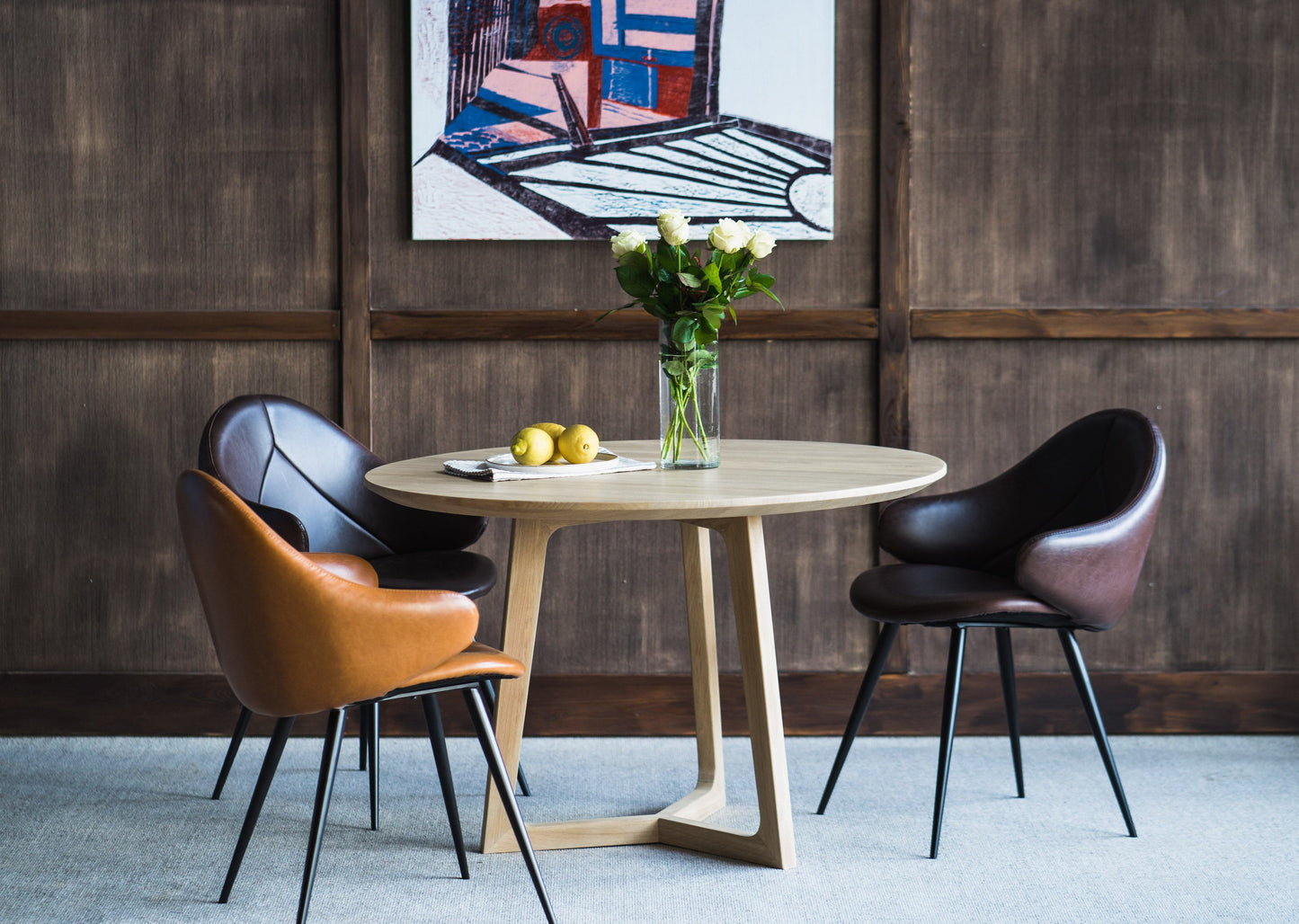 Spisebordet Larvik skiller seg ut med sitt skulpturelle design. Dette bordet har slanke linjer og er fylt av eleganse og naturlighet. Moderne og stilistisk lett design er et godt valg for enhver stil.