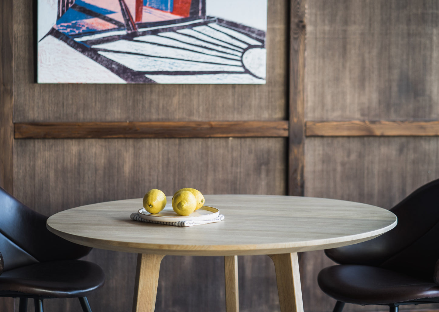 Spisebordet Larvik skiller seg ut med sitt skulpturelle design. Dette bordet har slanke linjer og er fylt av eleganse og naturlighet. Moderne og stilistisk lett design er et godt valg for enhver stil.