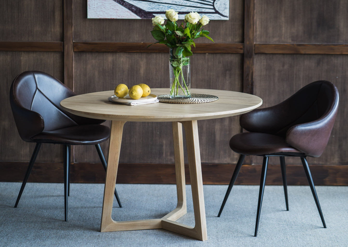 Larvik Spisebord skiller seg ut med sitt skulpturelle design. Dette bordet har slanke linjer og er fylt av eleganse og naturlighet. Moderne og stilistisk lett design er et godt valg for enhver stil.