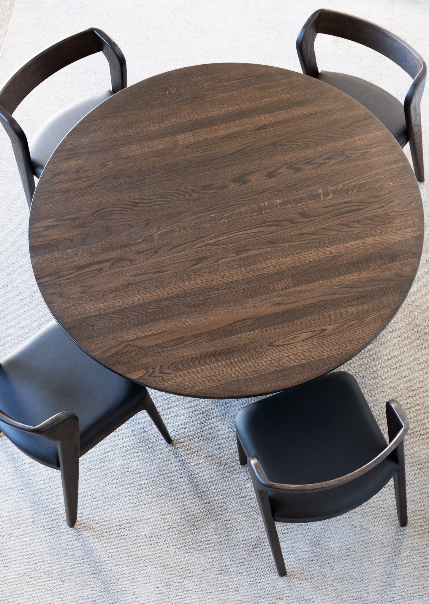Spisegruppen Lervik består av ett rundt spisebord (Lofoten) og seks stoler (Vera). Spisebordet Lofoten ble inspirert av den vakre naturen i Lofoten. Den slanke, runde bordplaten ser visuelt lett og elegant ut. Mens bordets sokkel er det motsatte til bordplaten - den er massiv og kraftig.