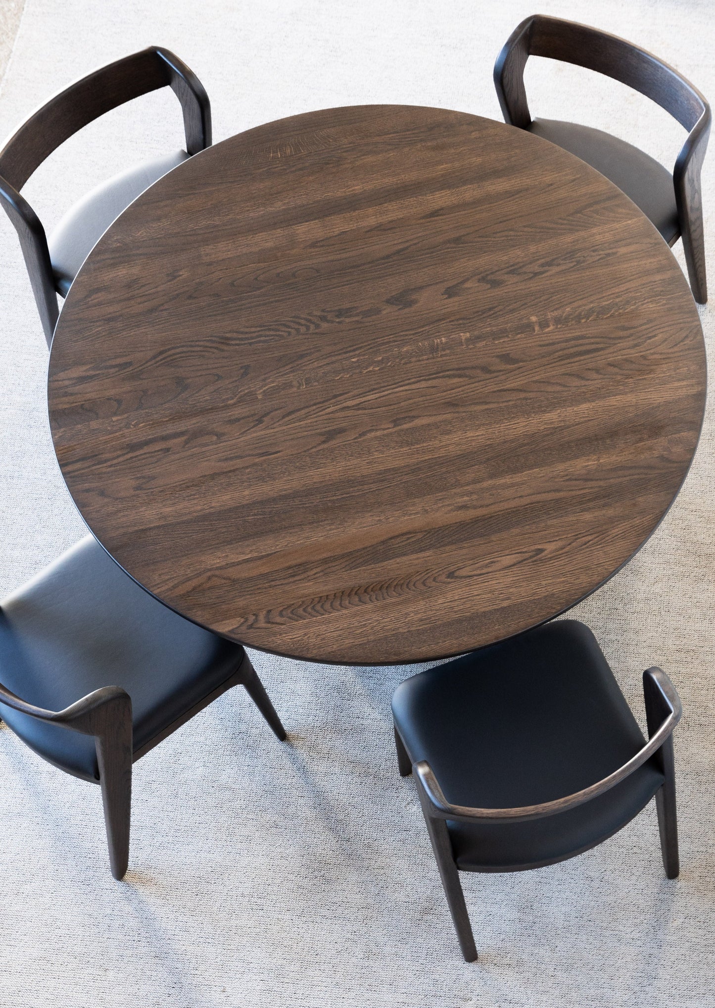 Spisegruppen Lervik består av ett rundt spisebord (Lofoten) og seks stoler (Vera). Spisebordet Lofoten ble inspirert av den vakre naturen i Lofoten. Den slanke, runde bordplaten ser visuelt lett og elegant ut. Mens bordets sokkel er det motsatte til bordplaten - den er massiv og kraftig. 