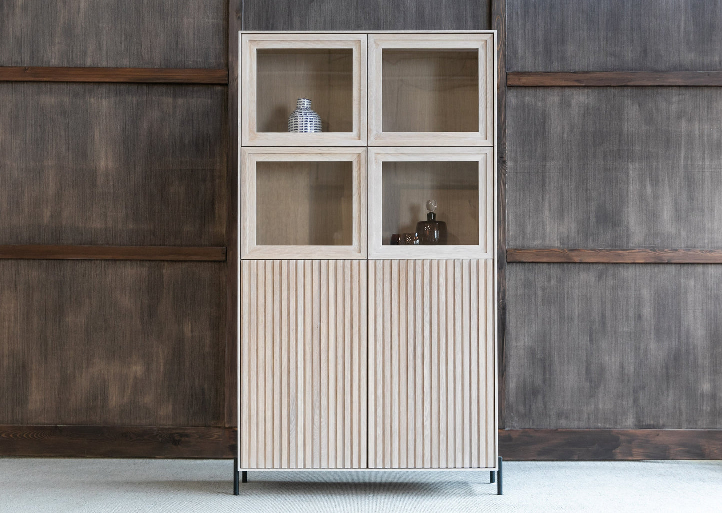 Vitrineskapet Lyra har en perfekt kombinasjon av det praktiske og estetiske. Den øvre delen har fire glass dører og den lukkede nedre delen har to dører. Skapet er laget i helte eik som lager en elegant og stilren harmoni med glass.