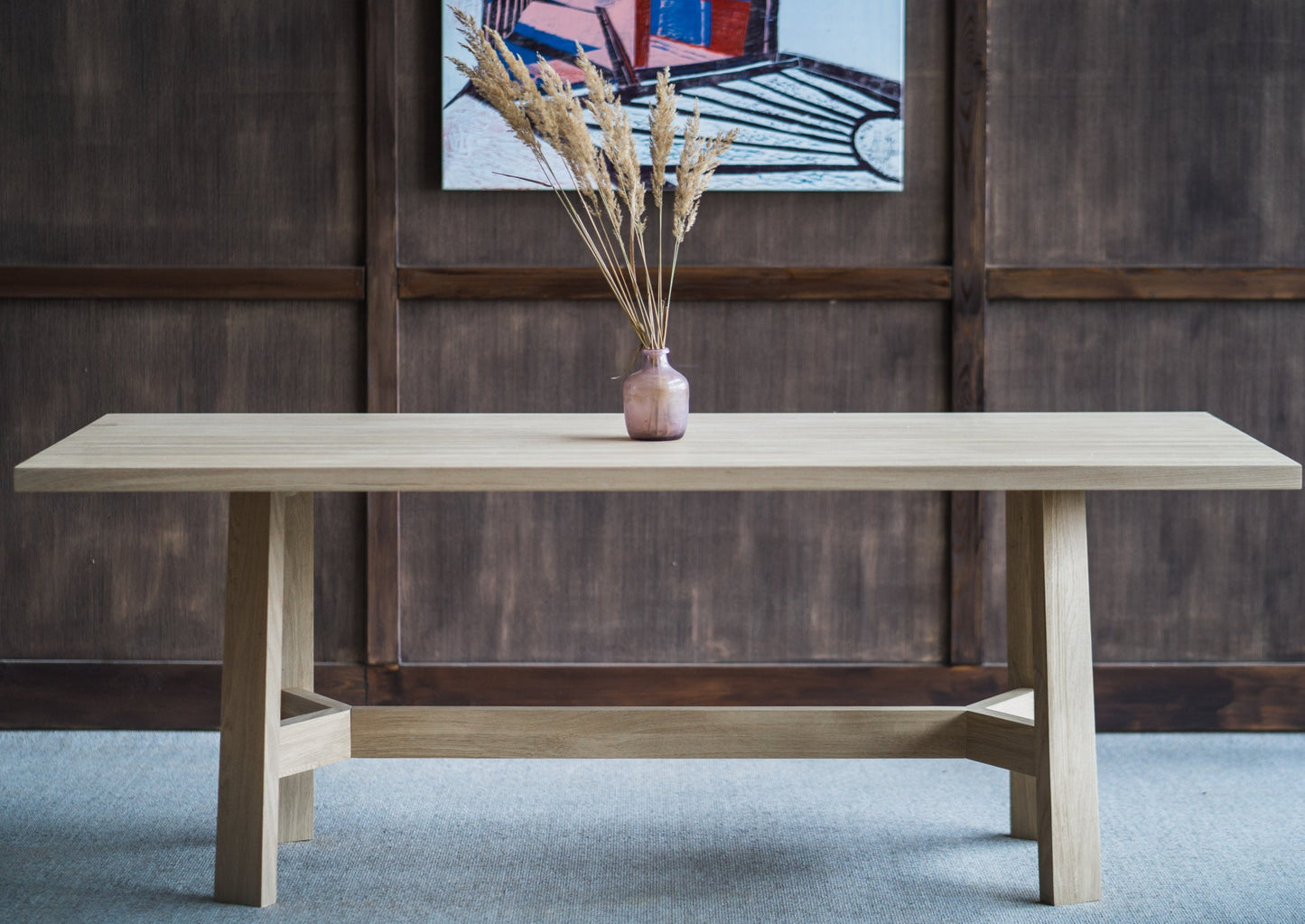 Spisebordet Molde er laget i tidløst design, med bordplate og bein i solid heltre eik. Rette og stilrene linjer gjør at dette spisebordet skiller seg ut med sin majestetiske design. Dette spisebordet passer perfekt både i spisestuen hjemme eller på hytta.