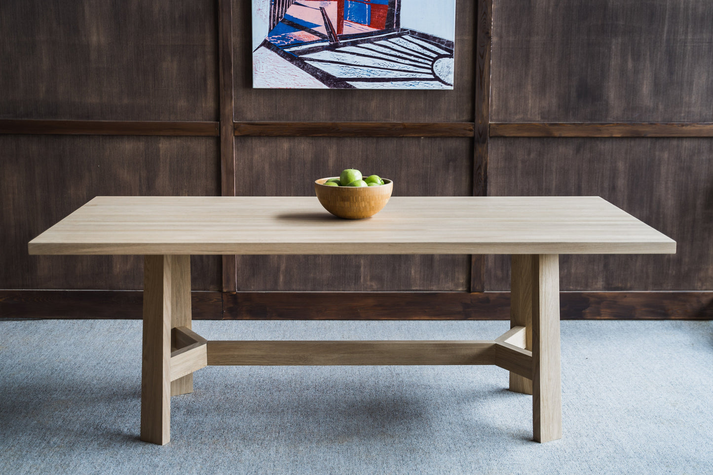 Spisebordet Molde er laget i tidløst design, med bordplate og bein i solid heltre eik.