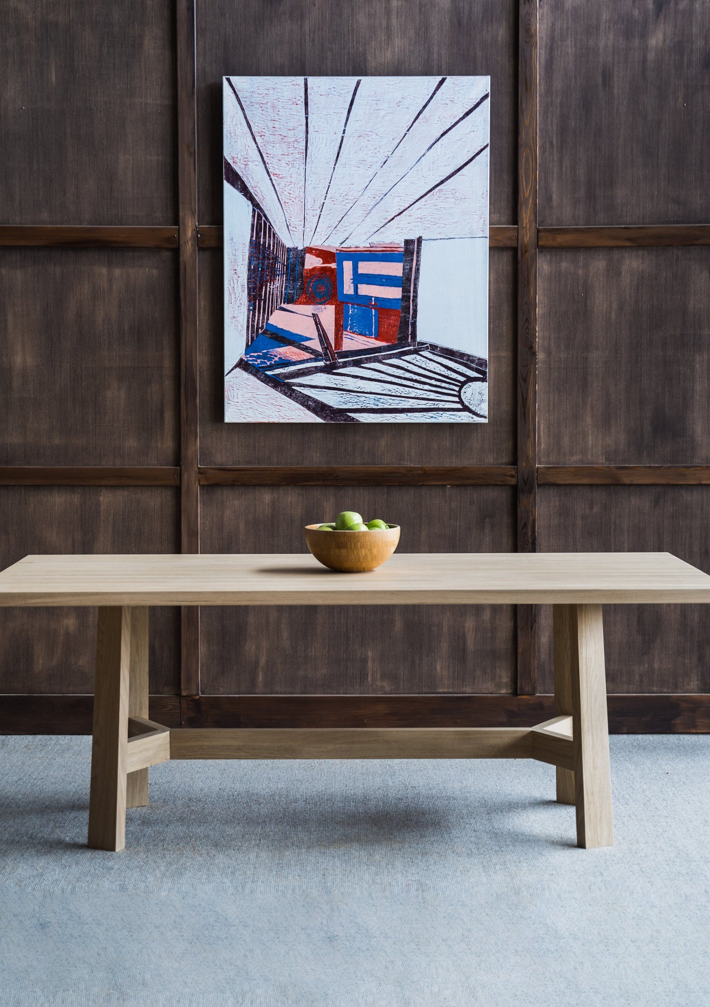 Spisebordet Molde er laget i tidløst design, med bordplate og bein i solid heltre eik. Rette og stilrene linjer gjør at dette spisebordet skiller seg ut med sin majestetiske design. Dette spisebordet passer perfekt både i spisestuen hjemme eller på hytta.