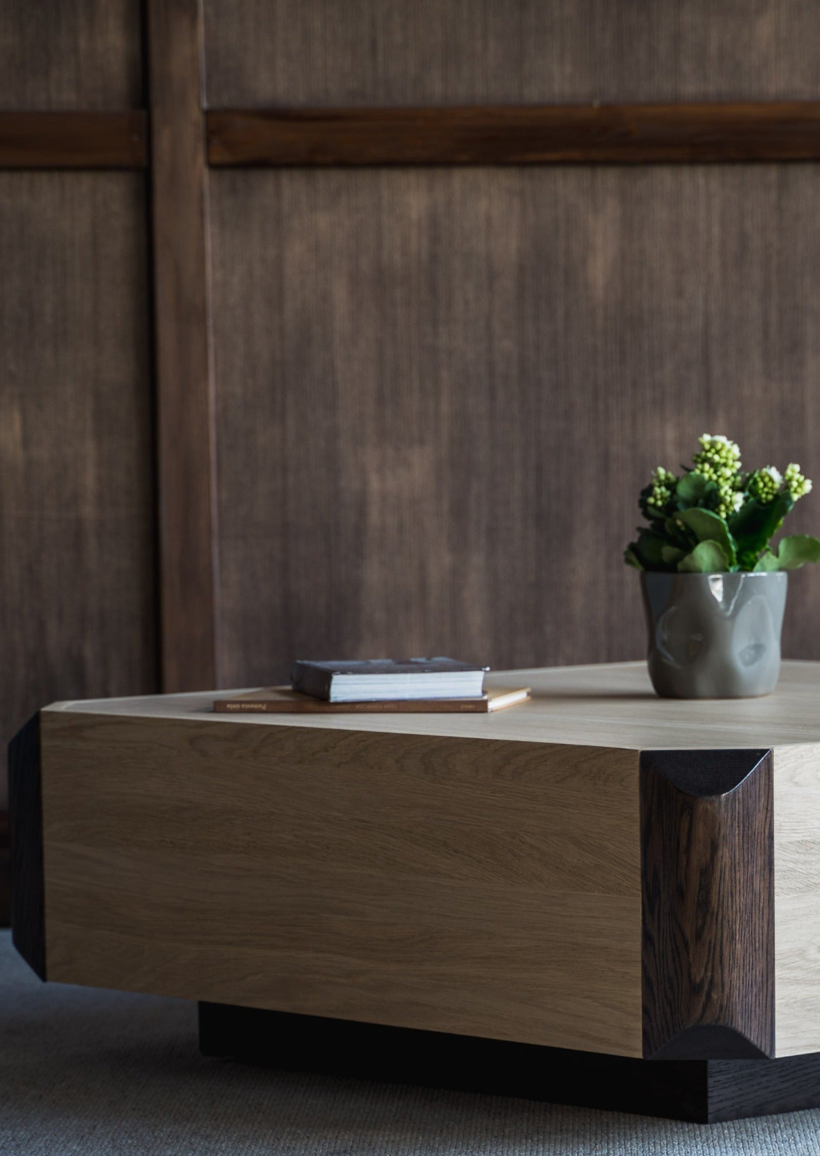 Otta Sofabord Otta fasinerer med sin utforming og farge kontraster. Den unike formen passer perfekt for de som ønsker originale interiørløsninger, med en glimt av det klassiske. Bordet står på en sokkel som skaper en romslig og lett følelse. 