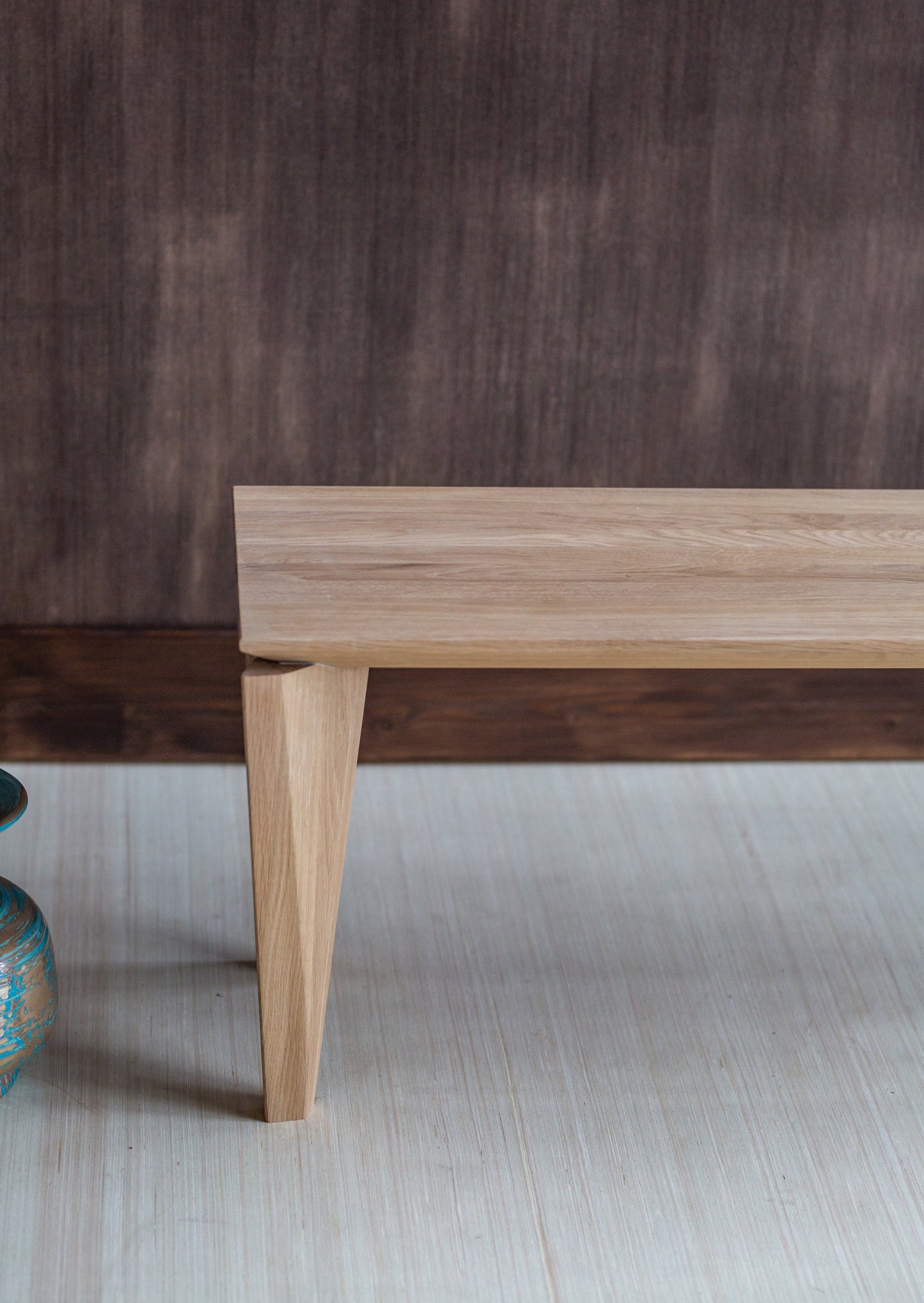 Sittebenk Kasu er laget av høyeste kvalitet lys eik. Denne sittebenken har elegante og moderne former, med unike bein.