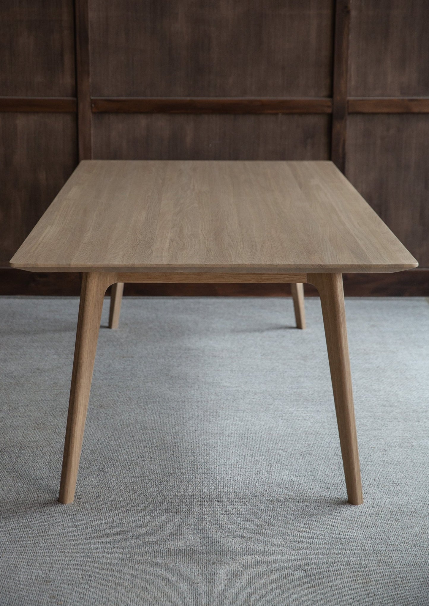 Spisebordet Skandi er et av våre mest populære spisebord som har tidløst design. Den naturlige bordplaten bringer frem treverkets karakter og er laget av høyeste kvalitet eik, noe som gjør at bordplaten er glatt, uten grener og sprekker, myk og raffinert.
