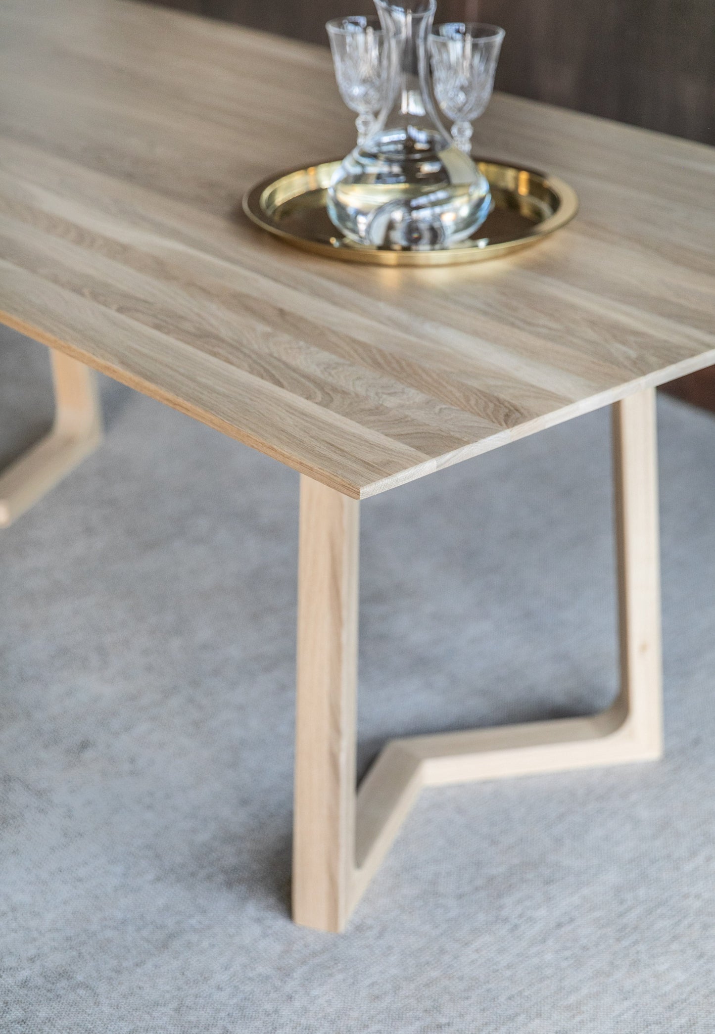 Spisebord Hitra er et elegant og moderne spisebord. Bordet er laget av heltre eik og har delikate former. 