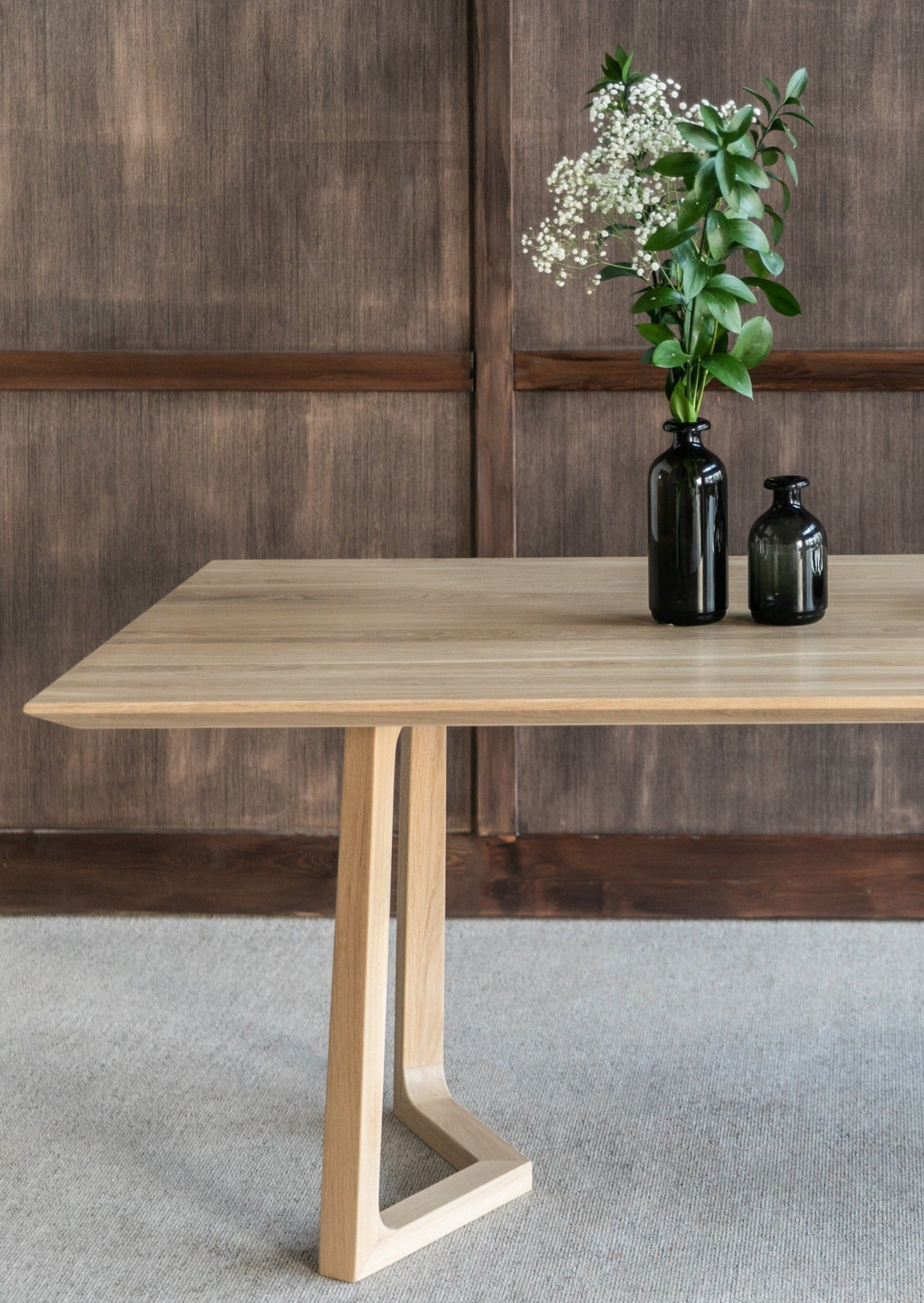 Spisebordet Hitra er et elegant og moderne spisebord. Bordet er laget av heltre eik og har delikate former. 