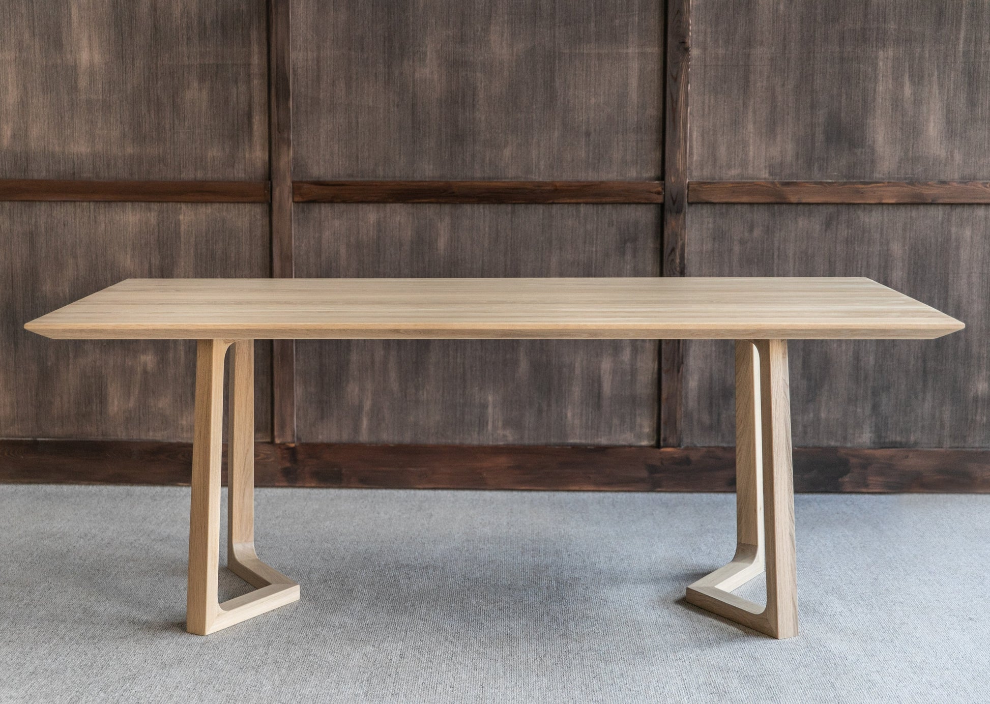 Spisebordet Hitra er et elegant og moderne spisebord. Bordet er laget av heltre eik og har delikate former. 