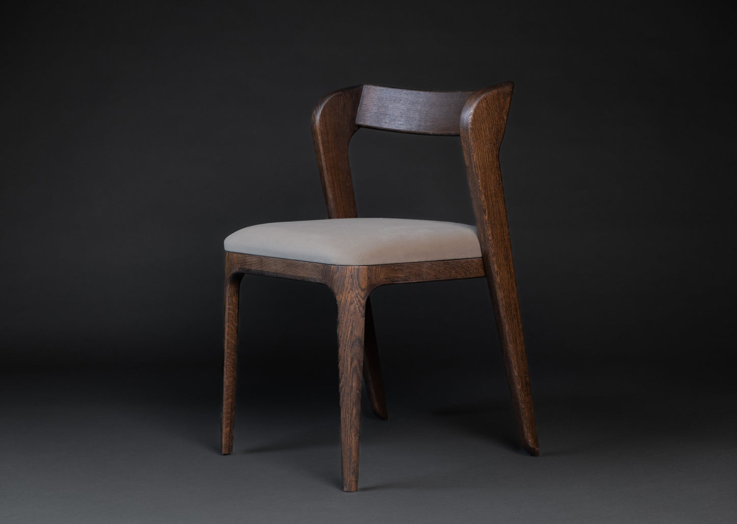 Stolen Vera er håndlaget i heltre eik som har et elegant eikmønster. Sittedelen er laget av tekstil.