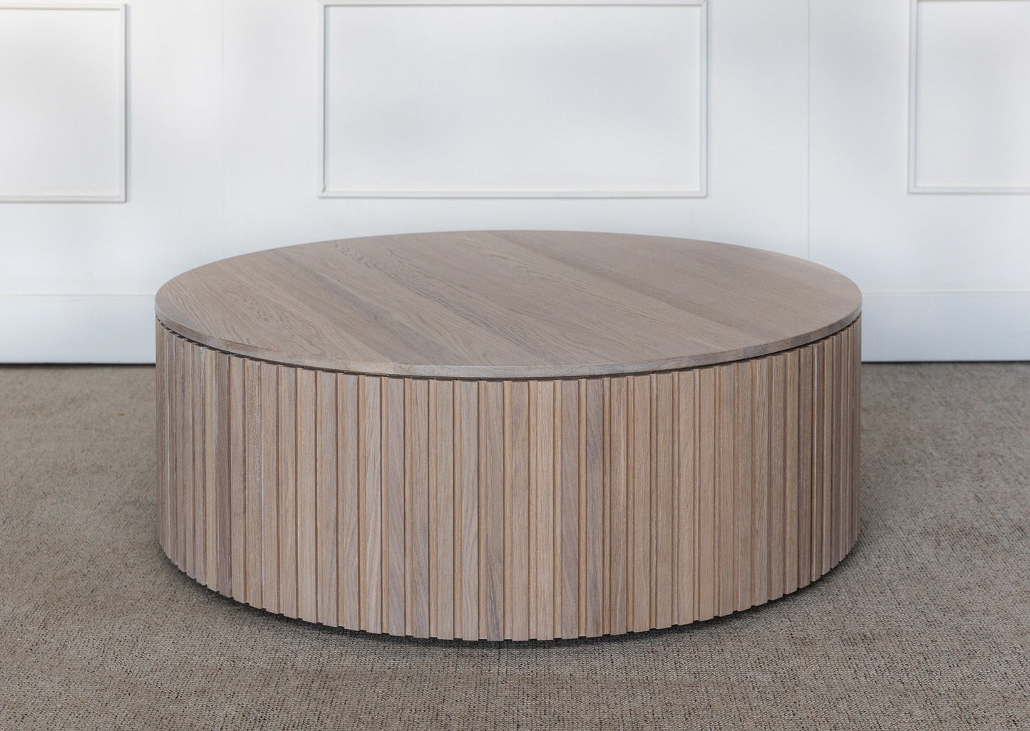 LYRA sofabord - et rundt sofabord laget av høykvalitets helte eik