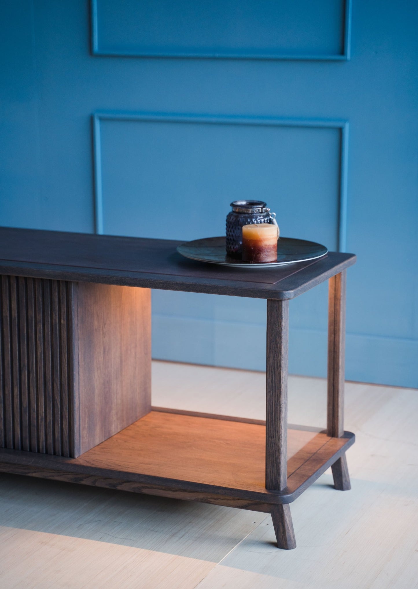 TV-benken Acorn har en unik kombinasjon av eik, naturlig skinn og glass. Skandia møbler
