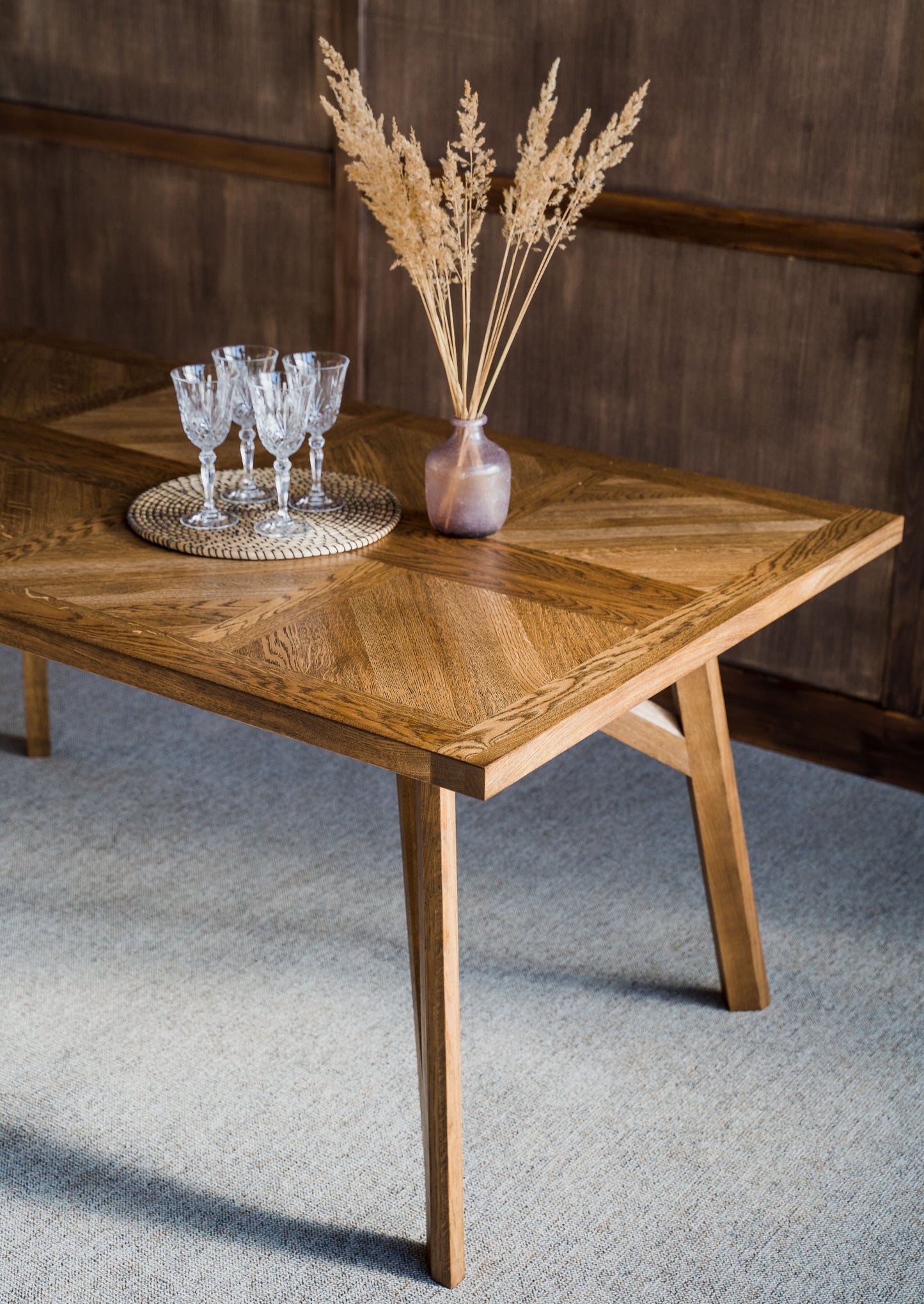 Spisebord Alta er robust, elegant og stilig. Spisebordet Alta skaper en koselig og varm atmosfære i spisestuen hjemme eller på hytta.