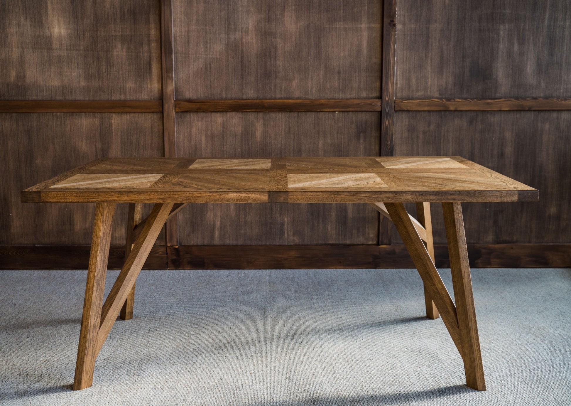 Alta spisebord skaper en koselig og varm atmosfære i spisestuen hjemme eller på hytta.