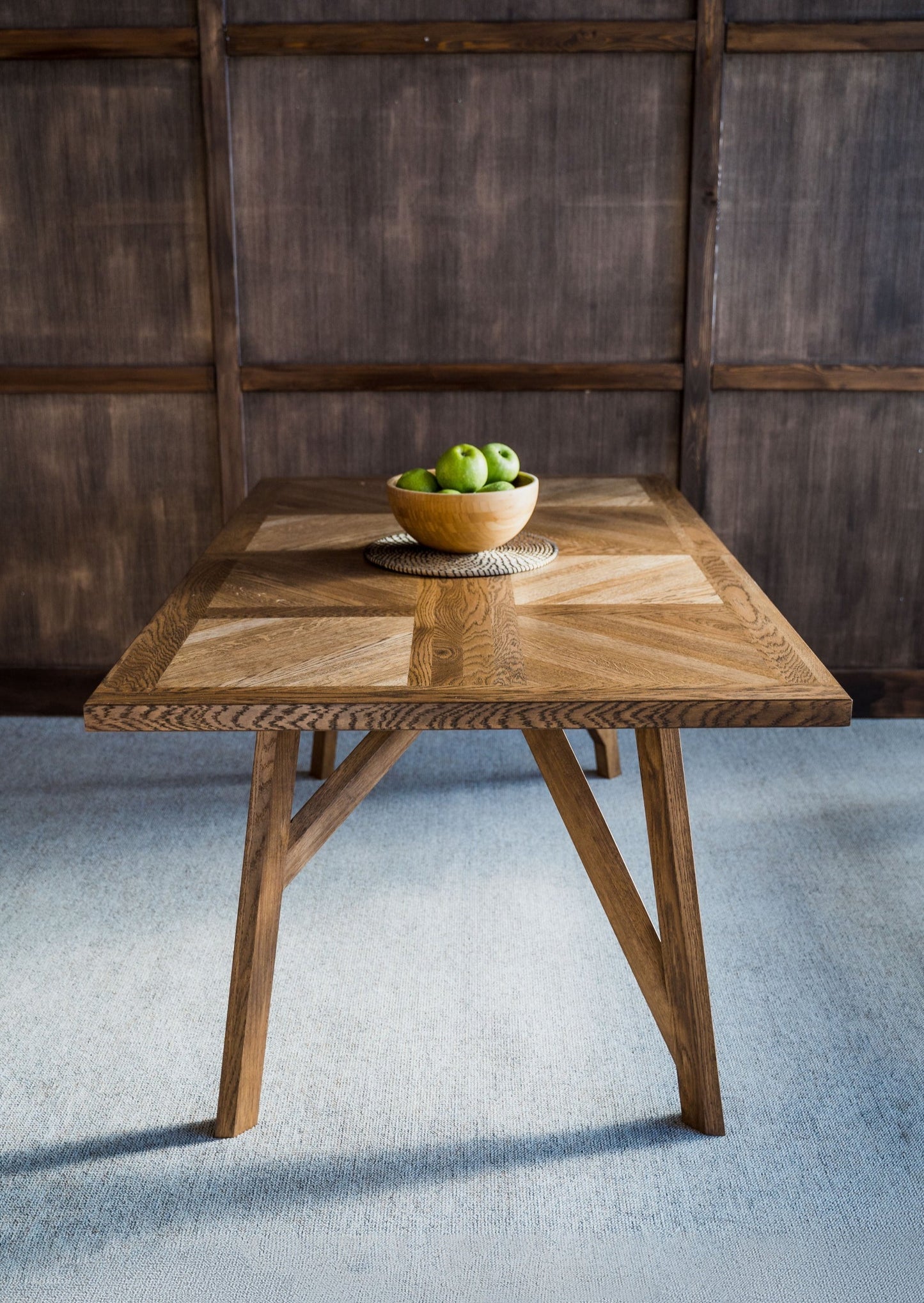 Spisebord Alta er robust, elegant og stilig. Spisebordet Alta skaper en koselig og varm atmosfære i spisestuen hjemme eller på hytta.