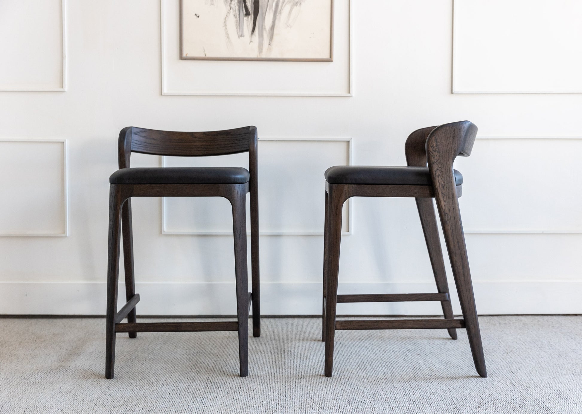 Barstolen BETA er håndlaget stol i heltre eik som har elegant eik mønster. Sitte delen er laget av høykvalitets naturlig skinn