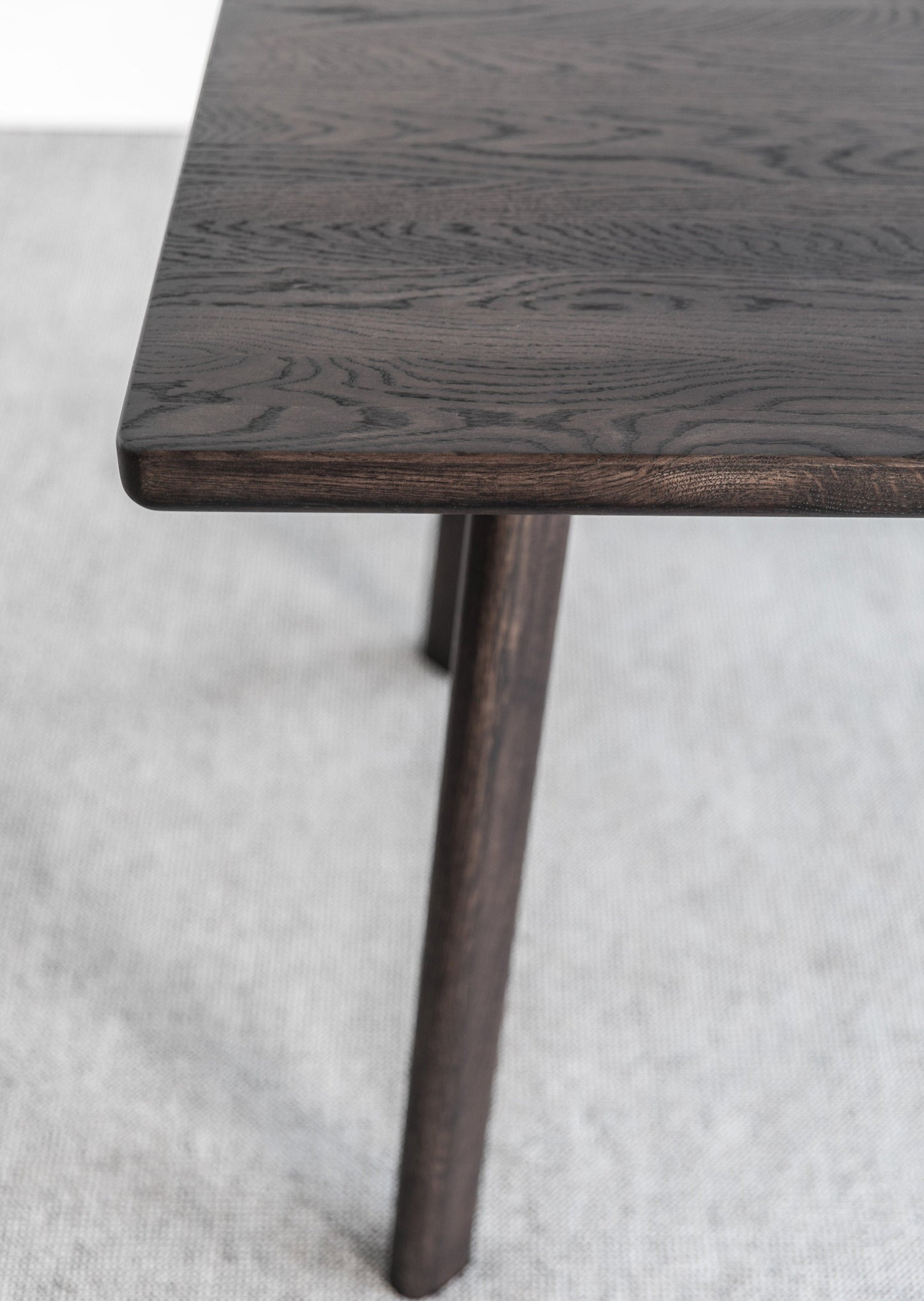 Spisebord Hamar er laget av heltre eik og bringer frem treverkets unike karakter