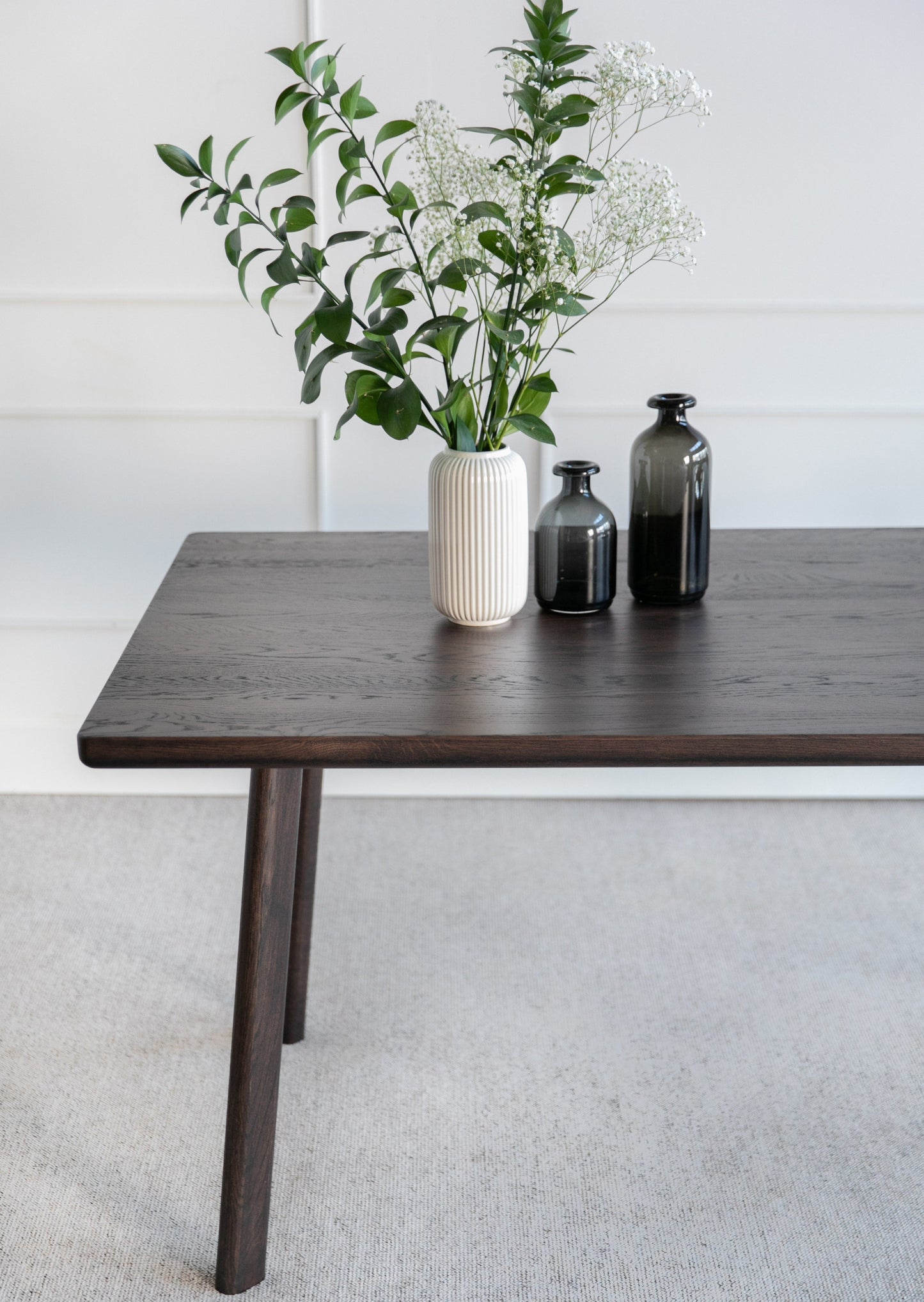 Spisebordet Hamar skiller seg ut med sitt klassiske og minimalistiske design. Med godt vedlikehold vil dette spisebordet vare i generasjoner
