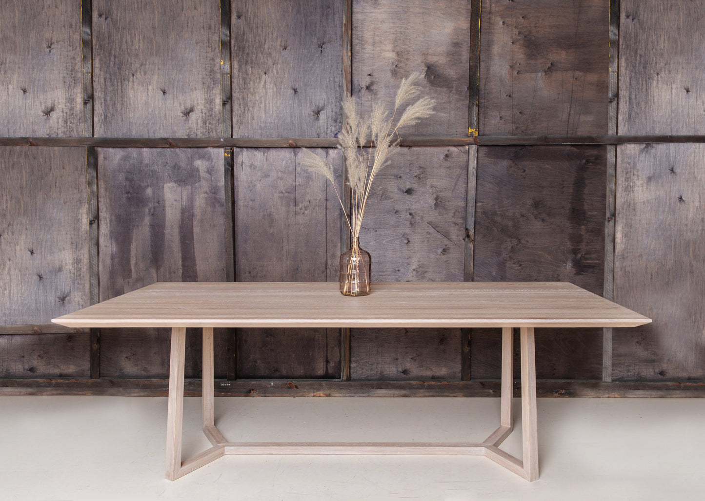 Spisebordet Hitra II er et elegant og moderne spisebord. Bordet er laget av heltre eik og har delikate former. 