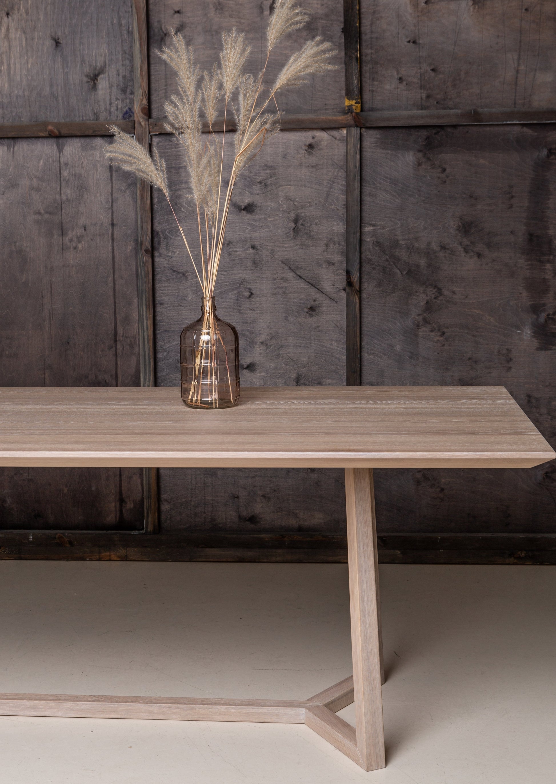 Spisebord Hitra II er et elegant og moderne spisebord. Bordet er laget av heltre eik og har delikate former. 