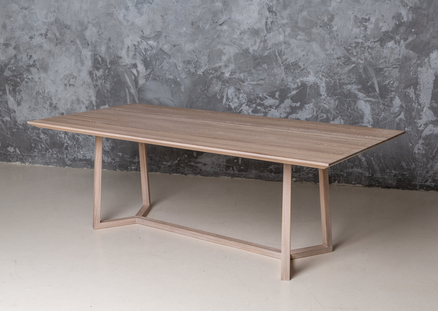 Spisebordet Hitra II er et elegant og moderne spisebord. Bordet er laget av heltre eik og har delikate former. 