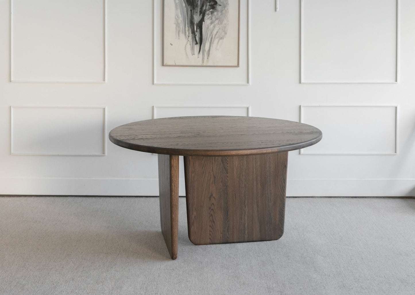 Spisebordet Kirkenes skiller seg ut med sine skulpturelle former. Heltre eik bordplate og to massive bordben er perfekt for de som ser etter et spisebord som skal bli midtpunktet i stuen. 