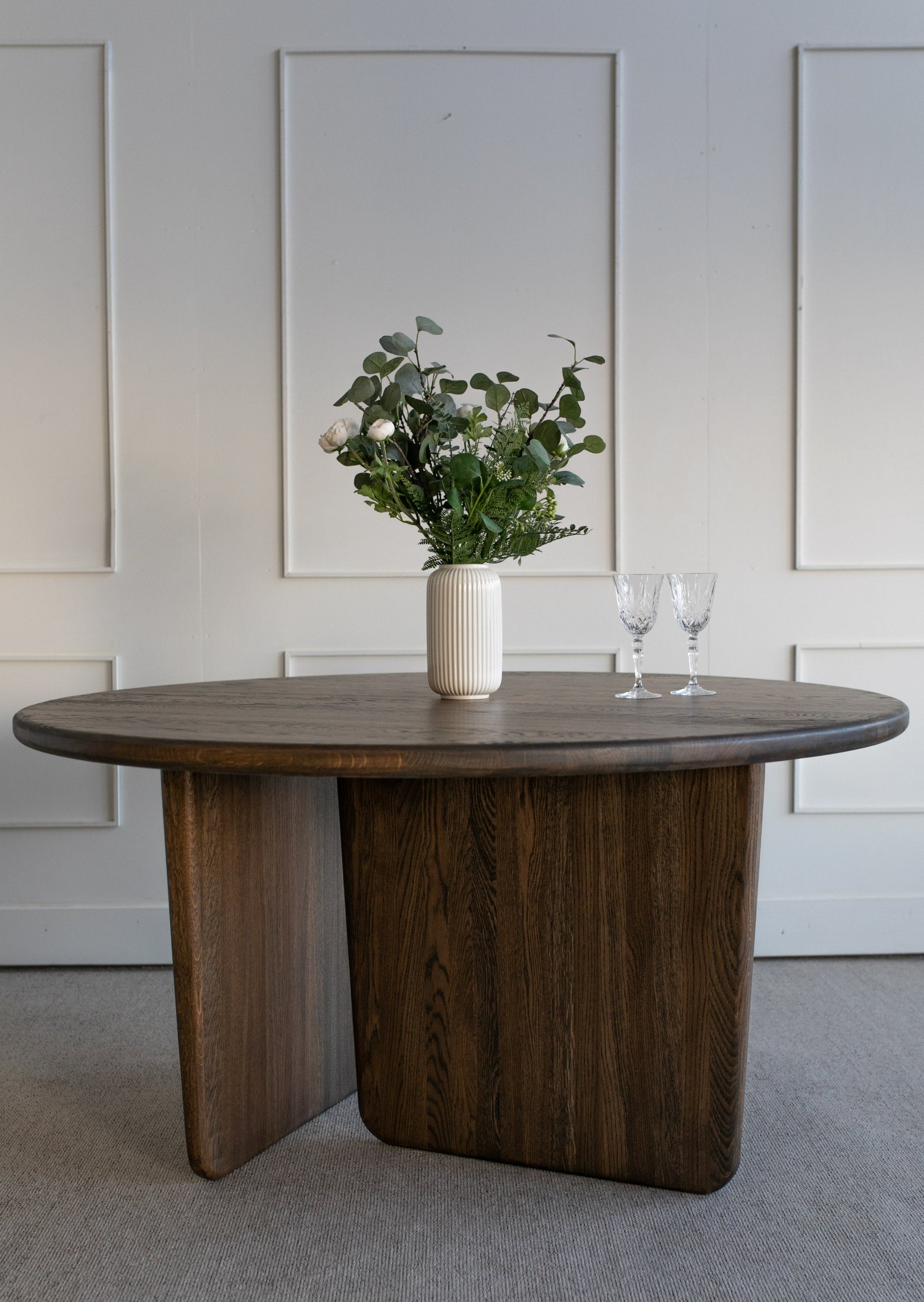 Spisebordet Kirkenes skiller seg ut med sine skulpturelle former. Heltre eik bordplate og to massive bordben er perfekt for de som ser etter et spisebord som skal bli midtpunktet i stuen. 