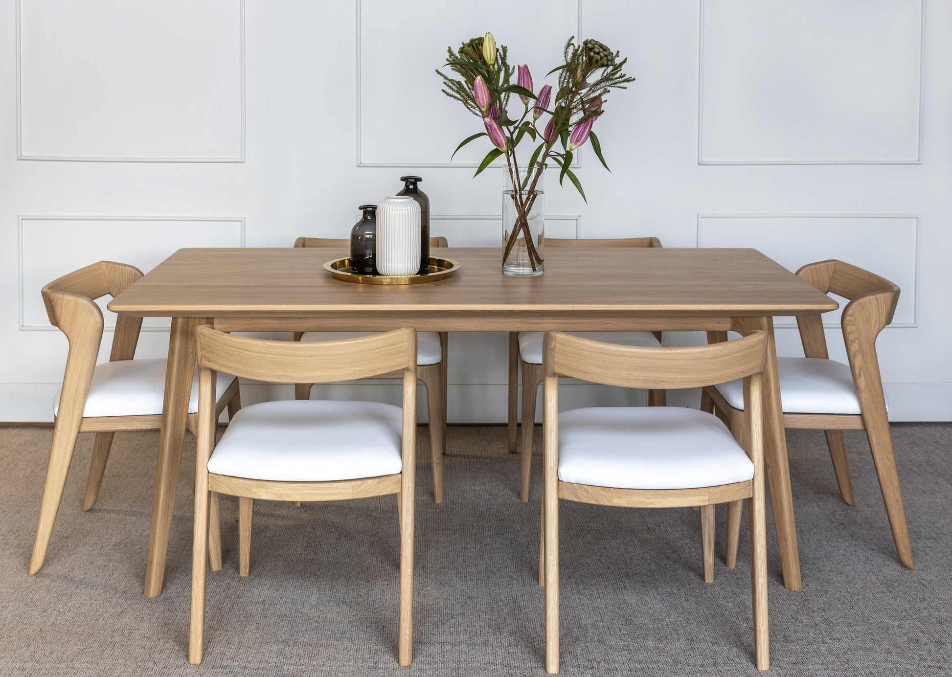 Spisegruppen Kragerø består av et spisebord (Skandi) og seks stoler (Vera). Bord og stoler er laget i heltre eik.