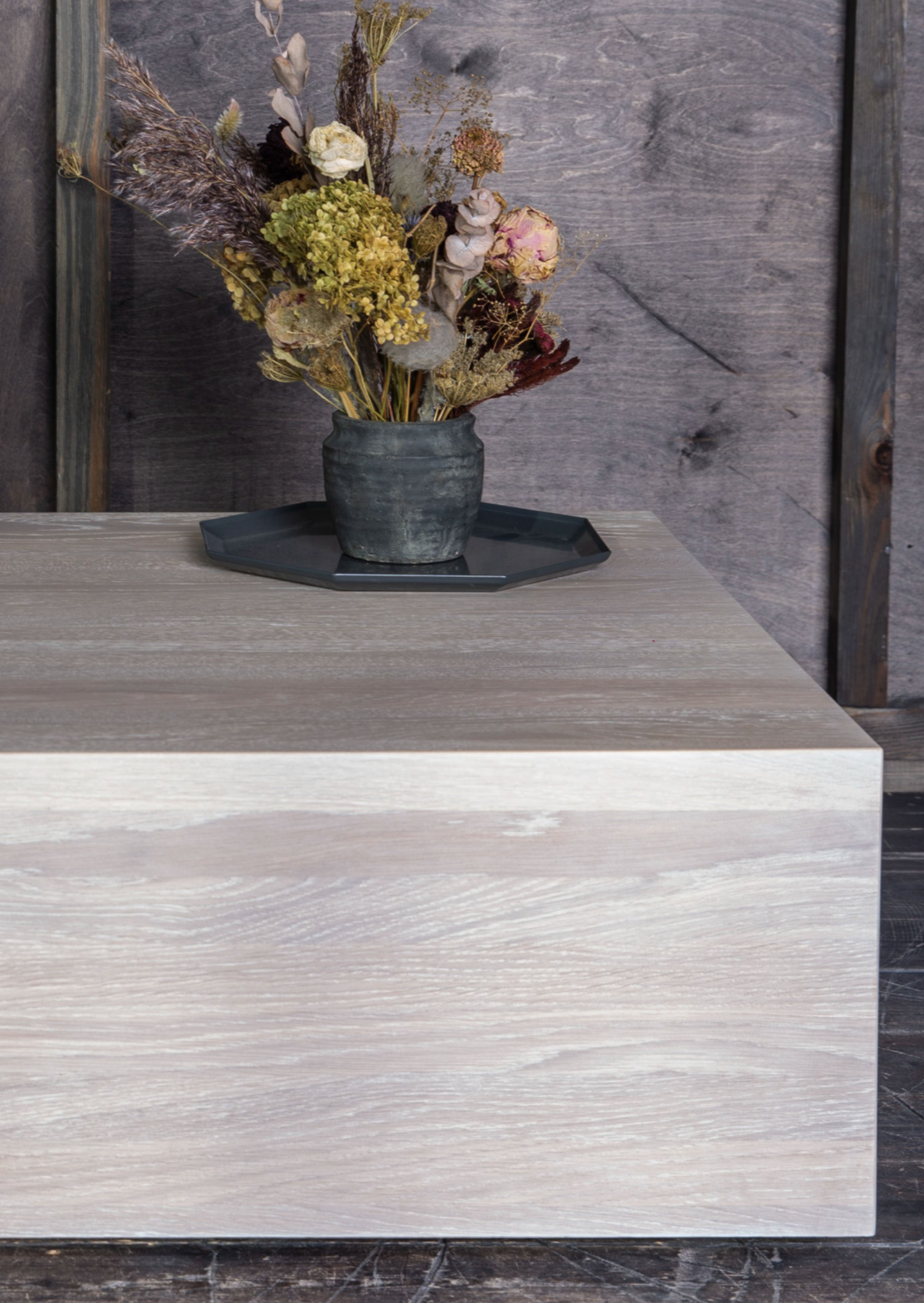 Kube Sofabord med sin minimalistiske stil og utforming, er et godt valg for de som leter etter et moderne bord. 