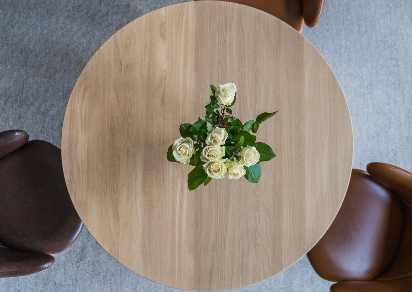 Spisebordet Larvik skiller seg ut med sitt skulpturelle design. Dette bordet har slanke linjer og er fylt av eleganse og naturlighet. Moderne og stilistisk lett design er et godt valg for enhver stil. 