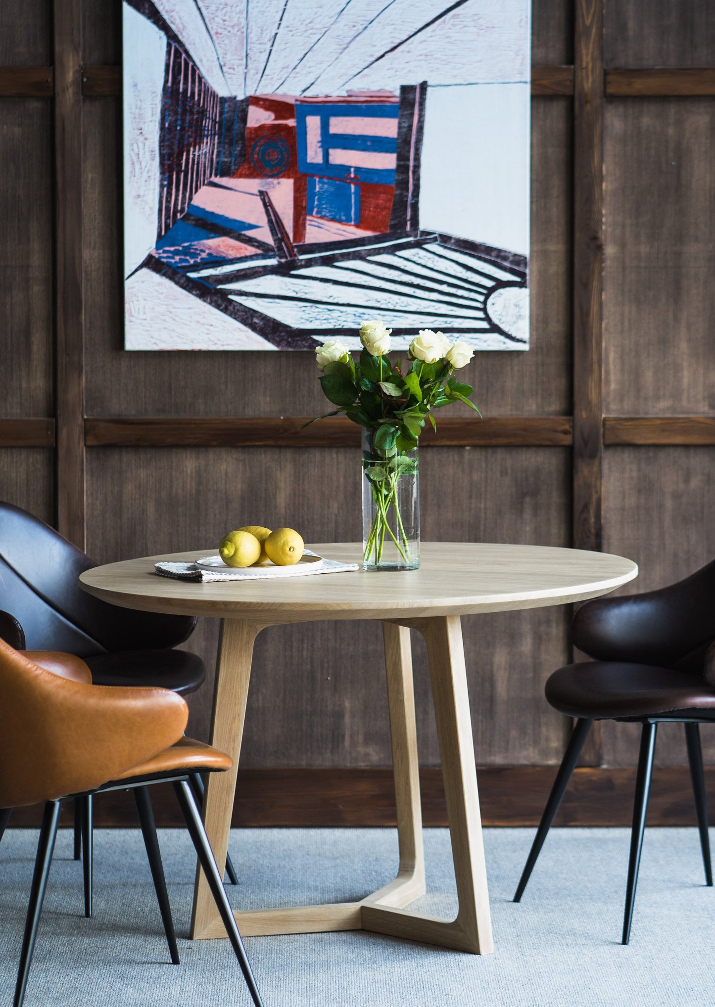 Spisebordet Larvik skiller seg ut med sitt skulpturelle design. Dette bordet har slanke linjer og er fylt av eleganse og naturlighet. Moderne og stilistisk lett design er et godt valg for enhver stil. 