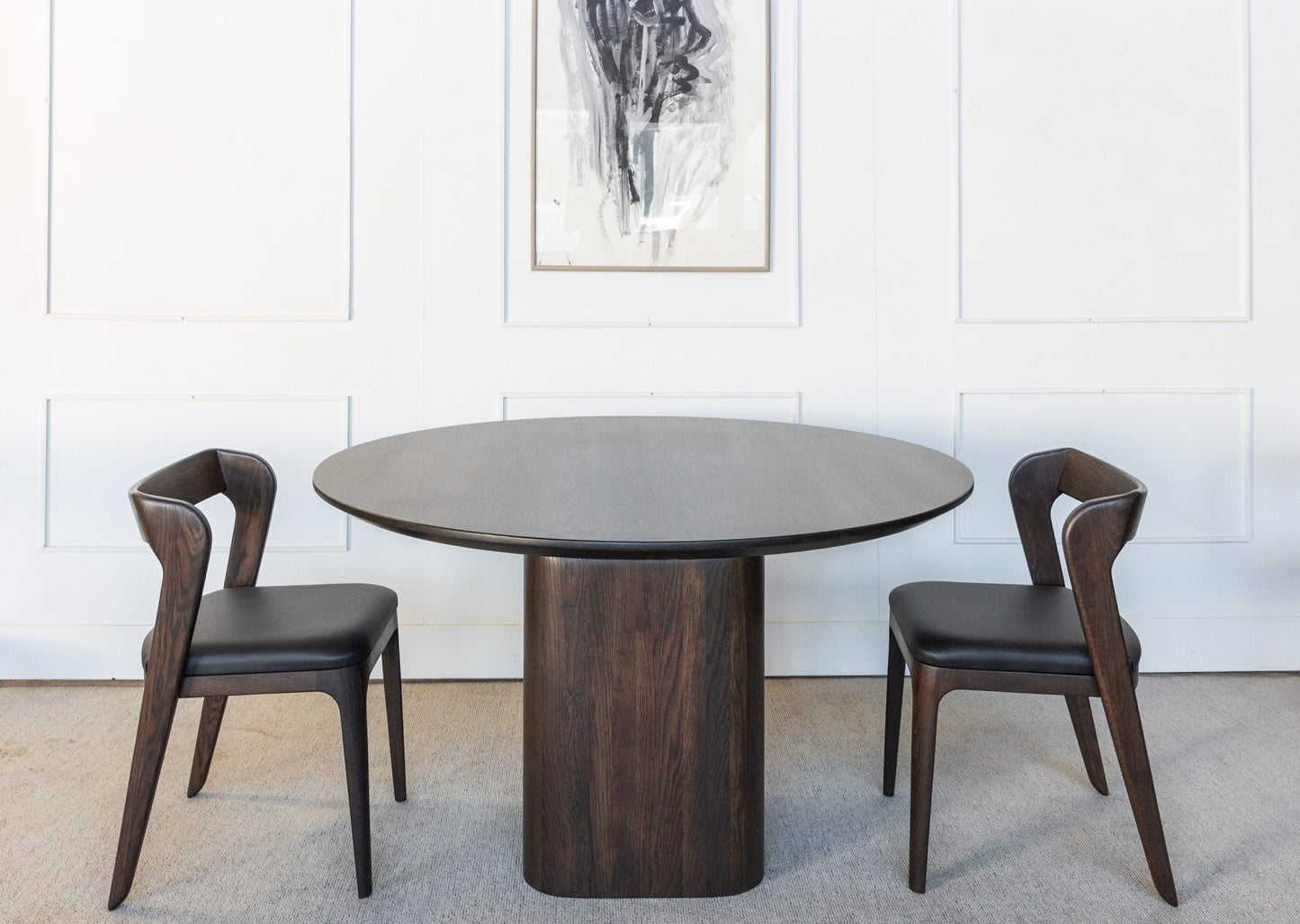 Spisegruppen Lervik består av ett rundt spisebord (Lofoten) og seks stoler (Vera). Bord og stoler er laget i heltre eik. Sitte delen er laget av naturlig skinn.