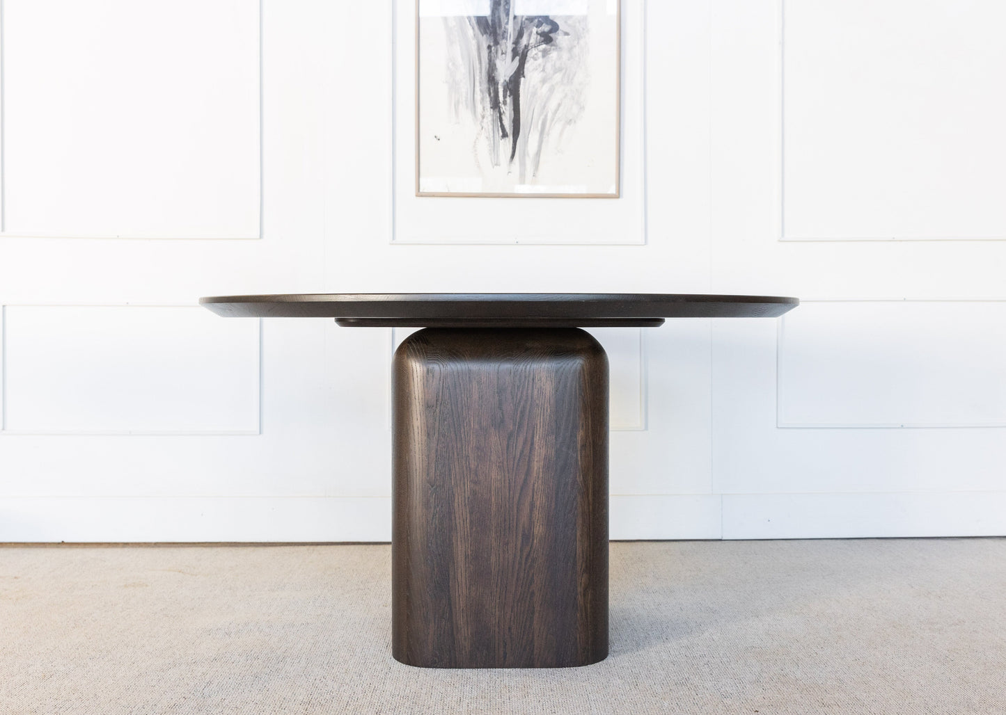 Spisebordet Lofoten ble inspirert av den vakre naturen i Lofoten. Den slanke og runde bordplaten ser visuelt lett og elegant ut. Bordets sokkel er det motsatte til bordplaten - den er massiv og kraftig. Til tross for de forskjellige proporsjonene, bordplaten og sokkelen skaper harmonisk kombinasjon. 