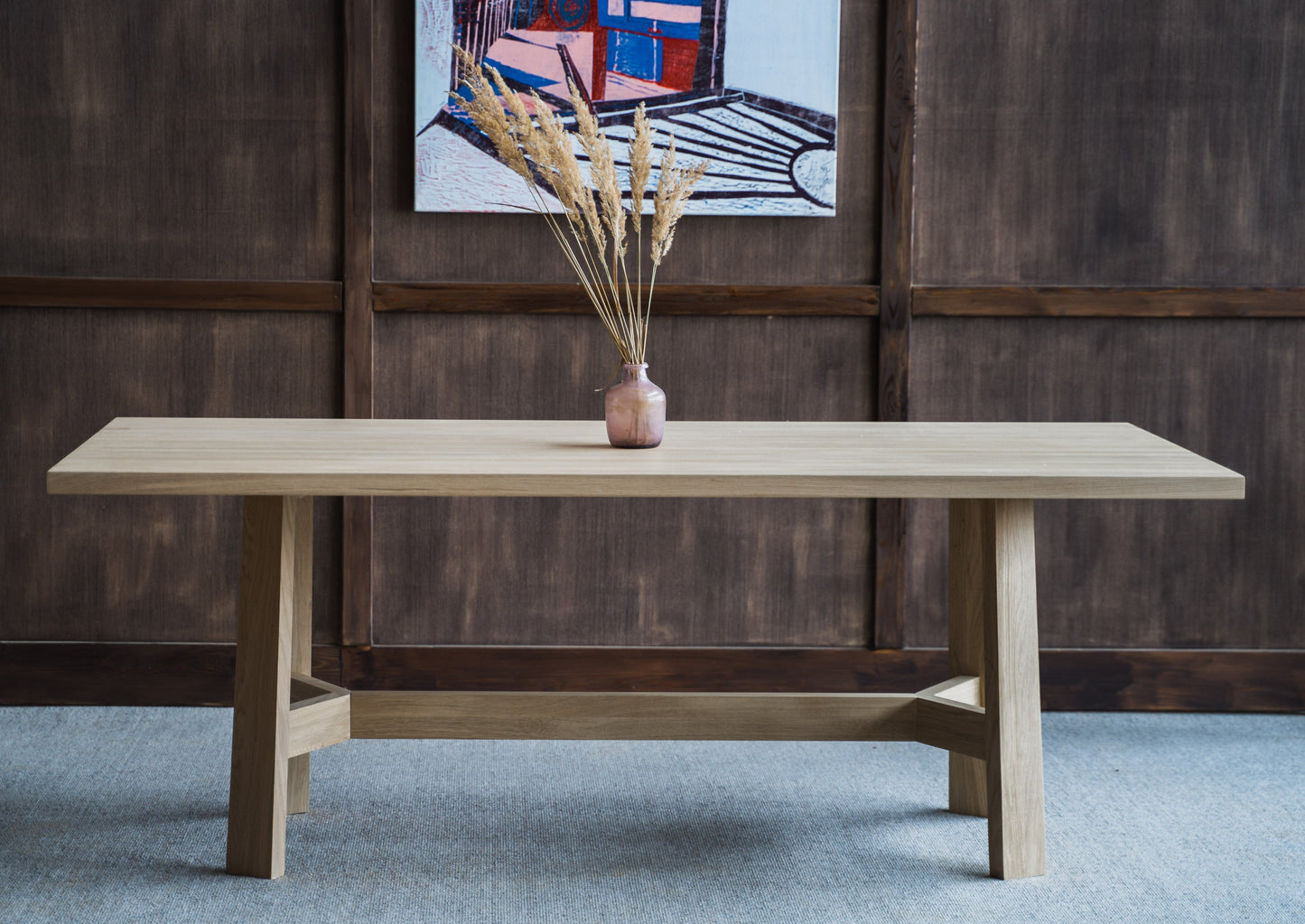 Spisebordet Molde er laget i tidløst design, med bordplate og bein i solid heltre eik.