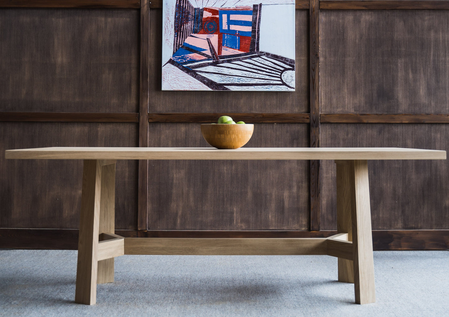 Spisebordet Molde er laget i tidløst design, med bordplate og bein i solid heltre eik.
