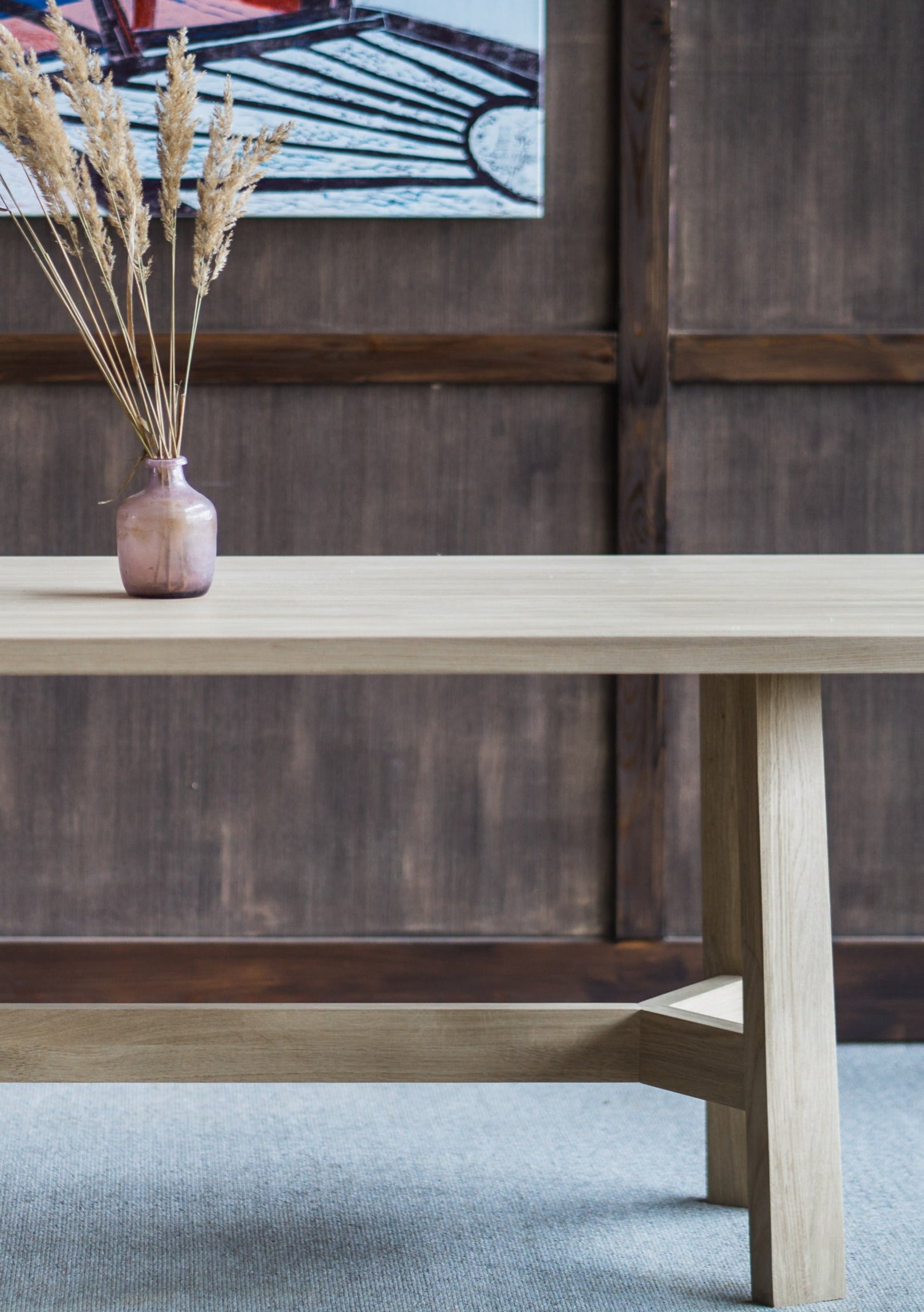 Spisebordet Molde er laget i tidløst design, med bordplate og bein i solid heltre eik. Rette og stilrene linjer gjør at dette spisebordet skiller seg ut med sin majestetiske design. Dette spisebordet passer perfekt både i spisestuen hjemme eller på hytta.