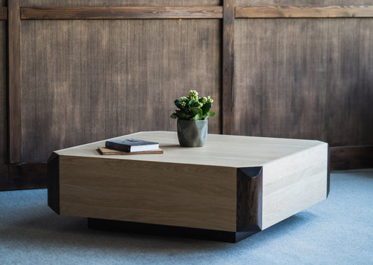 Sofabordet Otta fasinerer med sin utforming og farge kontraster. Den unike formen passer perfekt for de som ønsker originale interiørløsninger, med en glimt av det klassiske. Bordet står på en sokkel som skaper en romslig og lett følelse. 