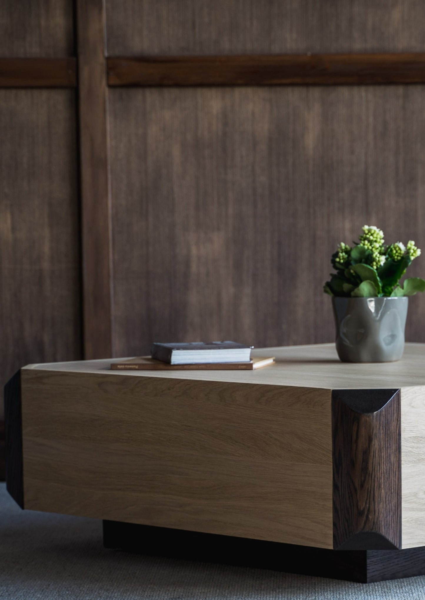 Otta Sofabord Otta fasinerer med sin utforming og farge kontraster. Den unike formen passer perfekt for de som ønsker originale interiørløsninger, med en glimt av det klassiske. Bordet står på en sokkel som skaper en romslig og lett følelse. 
