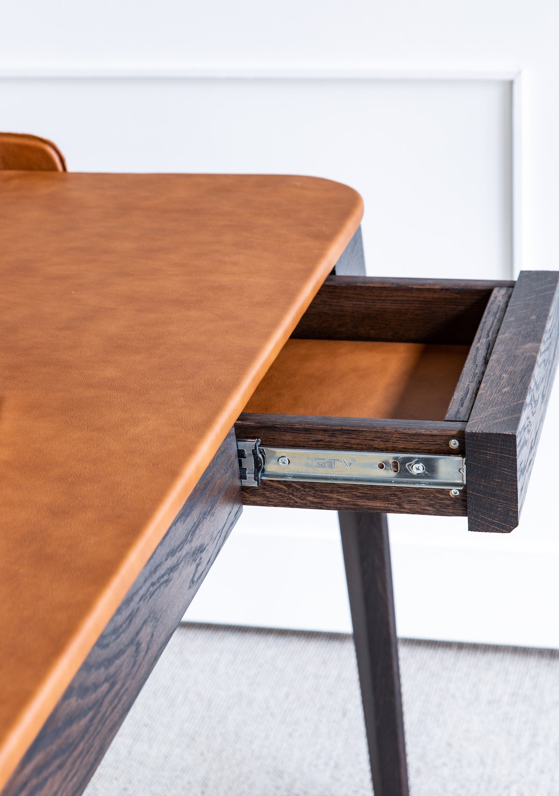 Skrivebordet Pegasus er for de som leter etter et eksklusivt design og en original løsning. Skrivebordet vil passe like godt inn i et hjemmekontor som i bedriftens kontorinteriør. Skrivebordet er laget ved å kombinere heltre eik og naturlig skinn og kommer til å gi deg en eksklusiv, funksjonell og estetisk fin arbeidsstasjon.