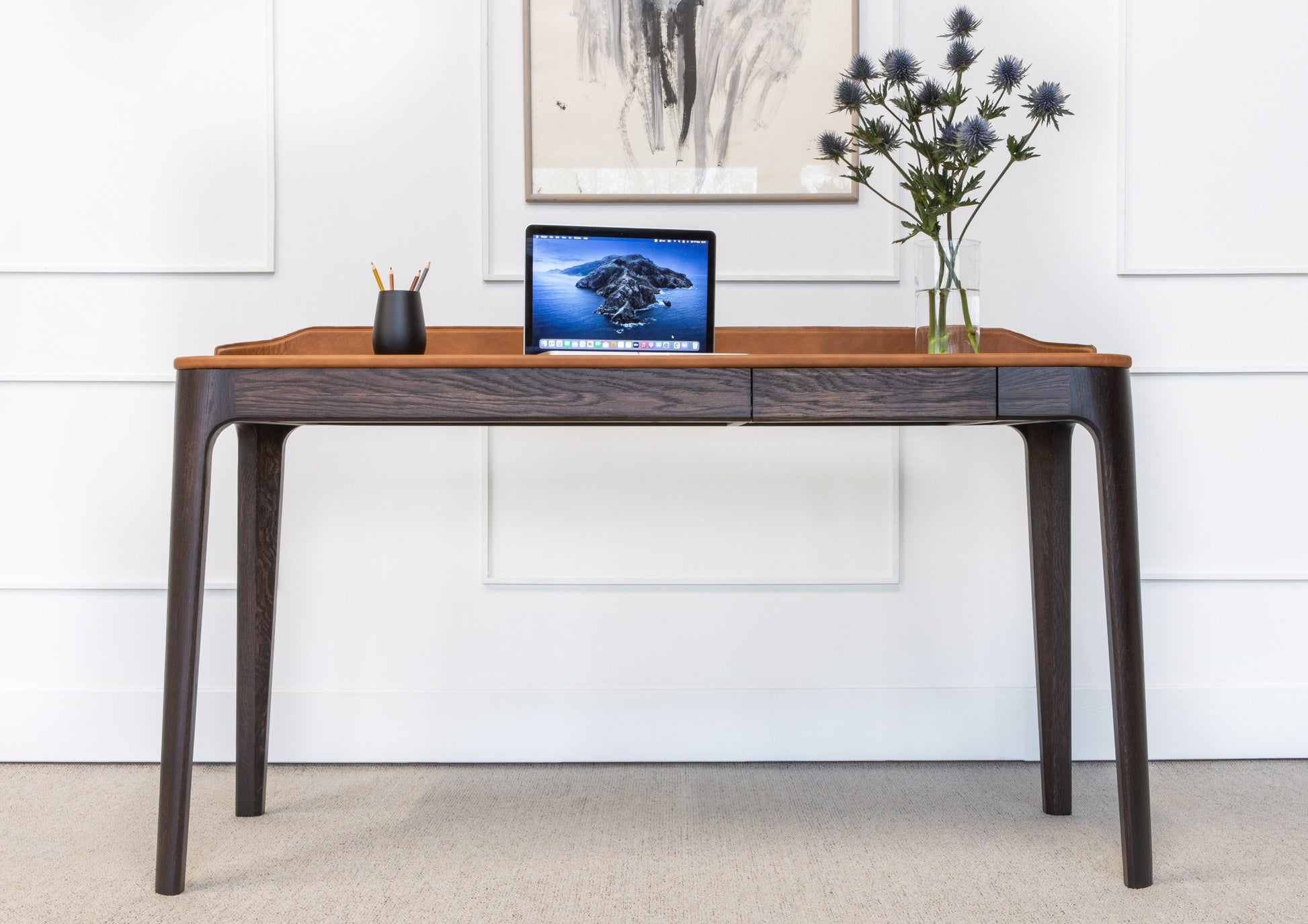 Skrivebordet Pegasus er for de som leter etter et eksklusivt design og en original løsning. Skrivebordet vil passe like godt inn i et hjemmekontor som i bedriftens kontorinteriør. Skrivebordet er laget ved å kombinere heltre eik og naturlig skinn og kommer til å gi deg en eksklusiv, funksjonell og estetisk fin arbeidsstasjon.