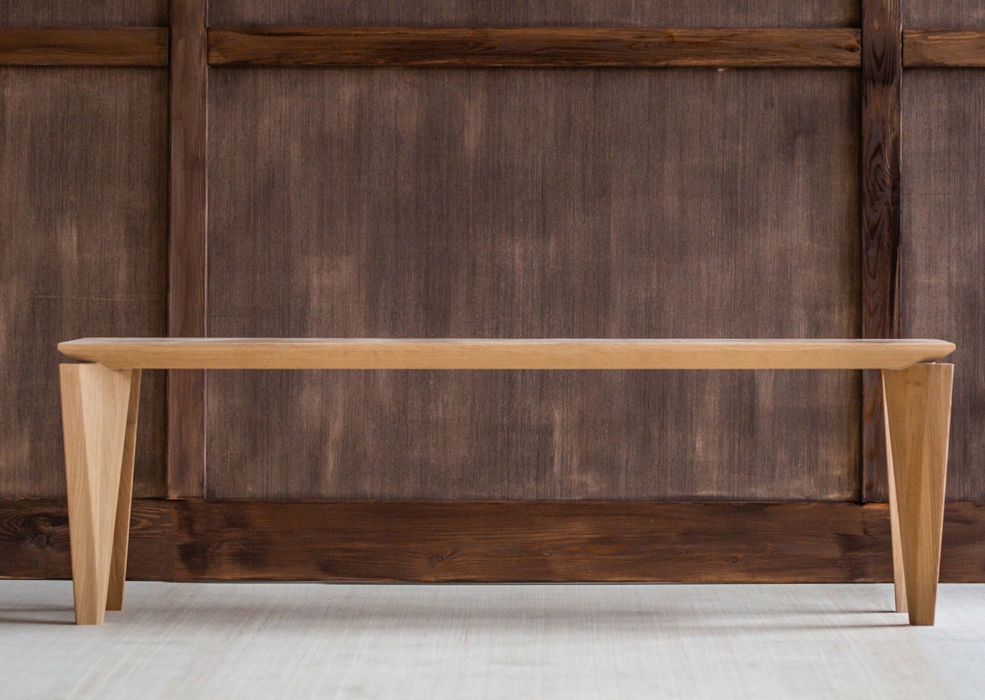 Sittebenken Kasu er laget av høyeste kvalitet lys eik. Denne sittebenken har elegante og moderne former, med unike bein.