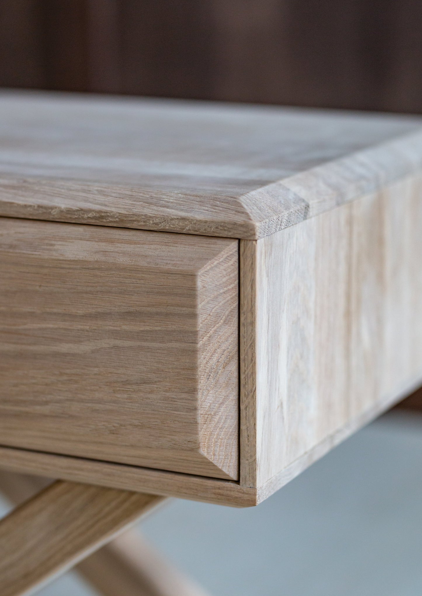 Nattbordet Sande er laget i naturlig, lys eik, med en glatt bearbeidet overflate. X-formede bein gir en elegant og moderne følelse. Dette bordet vil passe perfekt på soverom eller som sidebord.