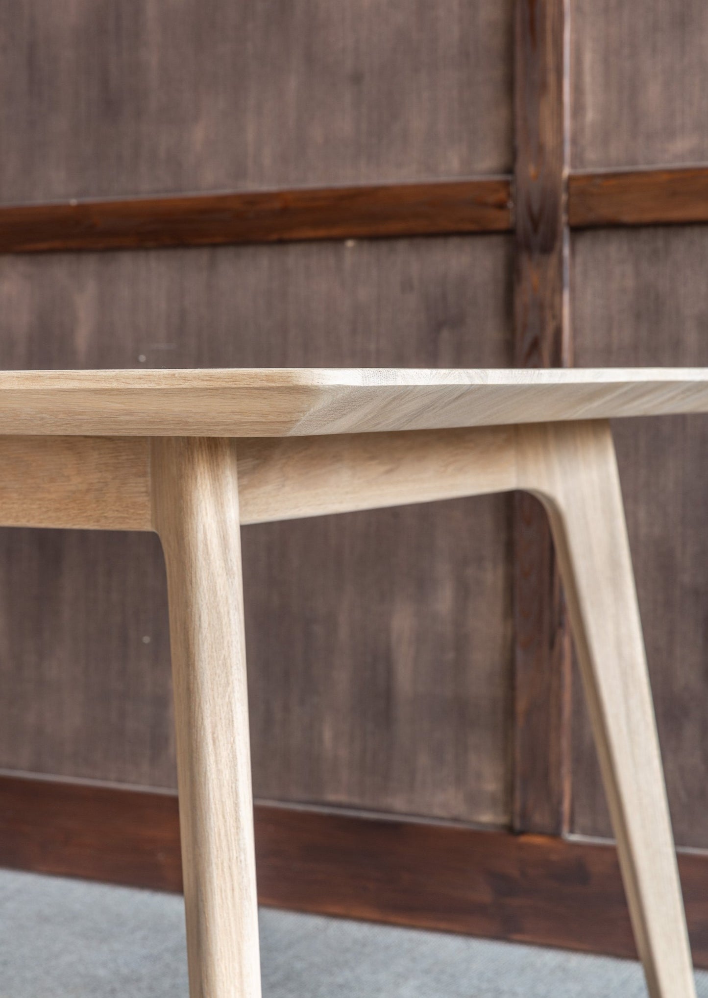 Spisebordet Skandi er et av våre mest populære spisebord som har tidløst design. Den naturlige bordplaten bringer frem treverkets karakter og er laget av høyeste kvalitet eik, noe som gjør at bordplaten er glatt, uten grener og sprekker, myk og raffinert.