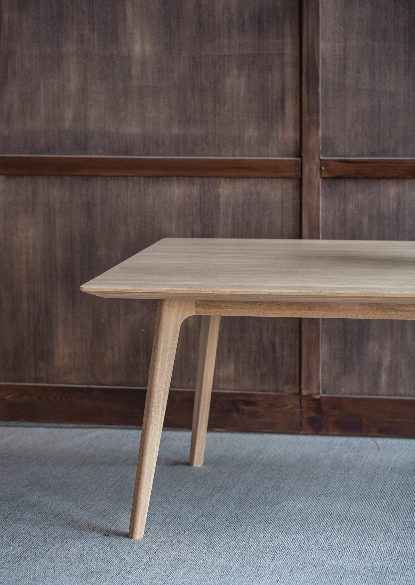 Spisebordet Skandi er et av våre mest populære spisebord som har tidløst design. Den naturlige bordplaten bringer frem treverkets karakter og er laget av høyeste kvalitet eik, noe som gjør at bordplaten er glatt, uten grener og sprekker, myk og raffinert.